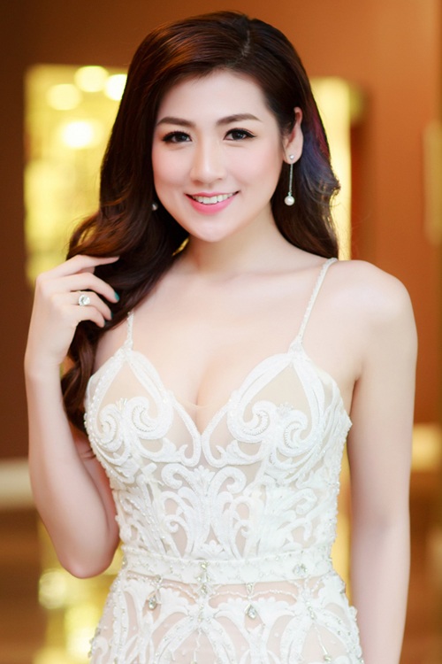 Tú Anh chọn trang phục với phom dáng corset cùng họa tiết ren trổ ấn tượng.